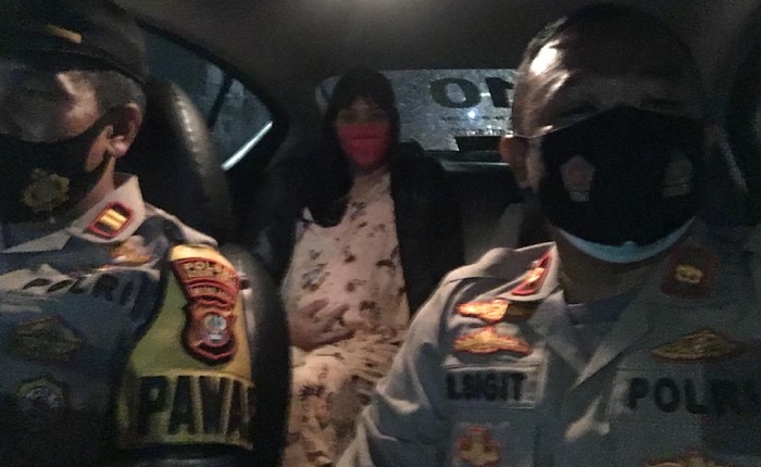 Kisah Seorang Ibu Terjebak Banjir Saat Akan Melahirkan, Ditolong Mobil Polisi Dibawa Ke Puskesmas