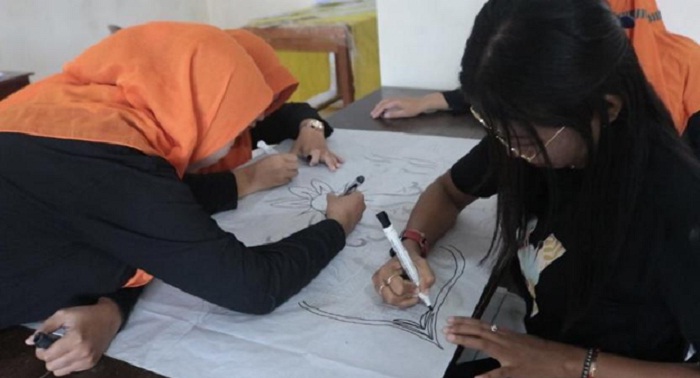 Mahasiswa Unnes Bantu Warga Merancang Desain dan Kemasan Batik Khas Desa Kliris