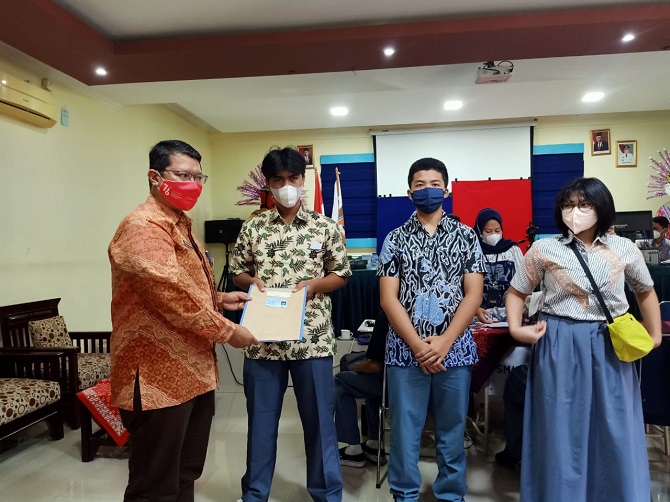 budi-awaludin-menyerahkan-ktp-elektronik-kepada-siswa-sman-70-jakarta.jpg