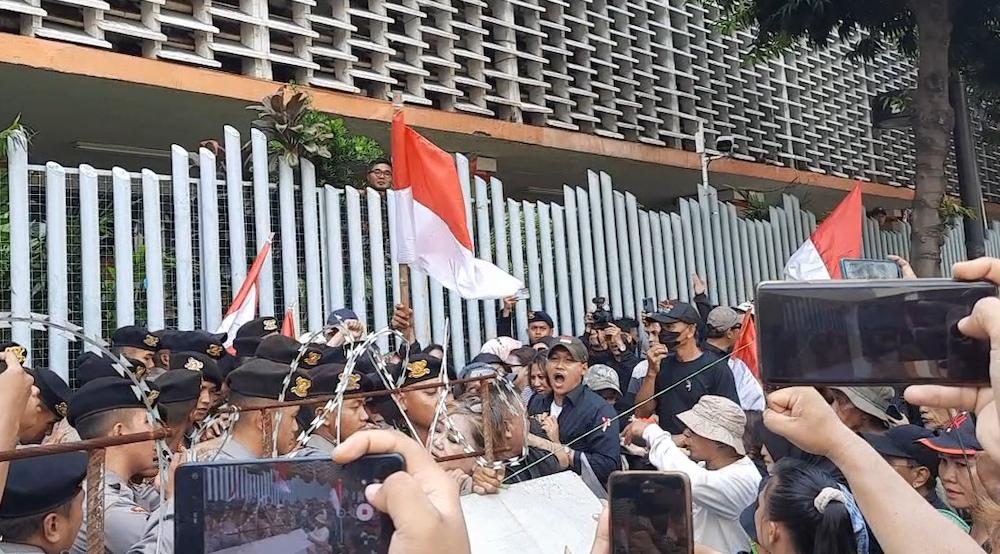 Pendukung Ganjar-Mahfud Desak Pengusutan Kecurangan Pemilu, Nyaris Bentrok dengan Massa Pro Bawaslu