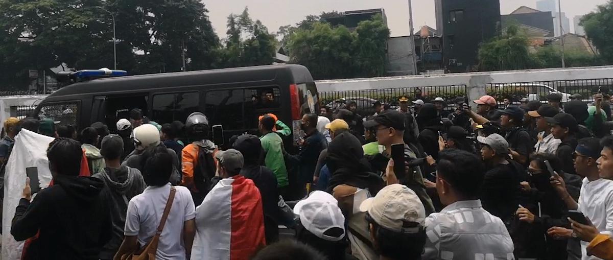 wartakota/demo-ricuh-di-depan-gedung-DPR344.jpg
