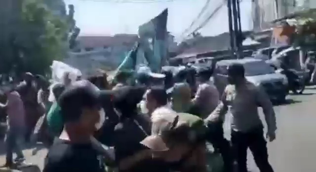 Demo di Pemkot Tangsel Berakhir Ricuh, Polisi Tangkap Pendemo dan Lakukan Swab Tes Antigen Covid-19