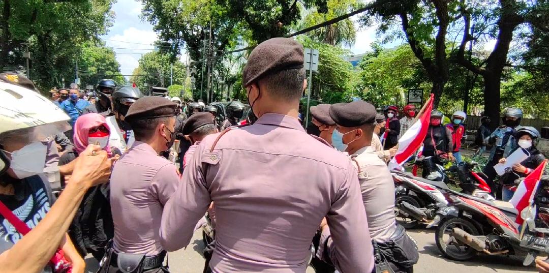 Polisi Ultimatum Massa Pendemo Tolak Formula E di Gedung DPRD Agar Bubar