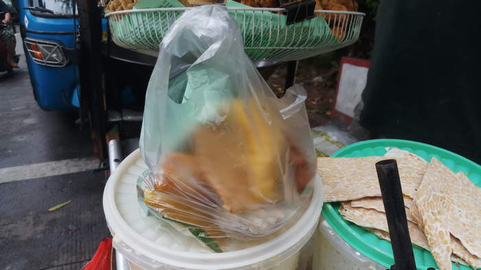 foto-pedagang-gorengan-masih-menggunakan-kantong-plastik030720201.jpg