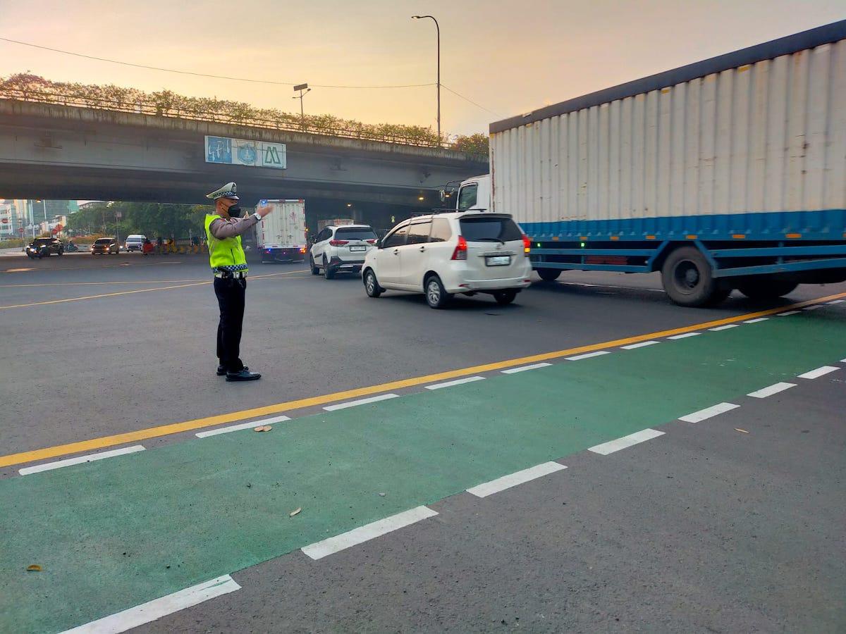 ganjil-genap-jakarta-di-Jalan-Tomang-Raya.jpg