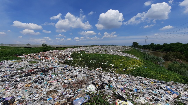 Pemkab Bekasi Ancam Tindak Mafia Sampah yang Bermain di TPA Liar