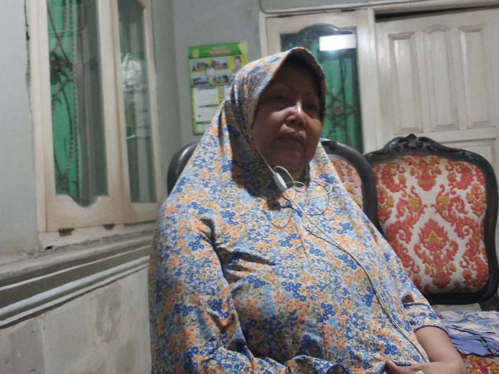 Sambil Meneteskan Air Mata, Ibu Satu Tersangka dari 3 Emak-emak di Karawang Minta Maaf ke Jokowi