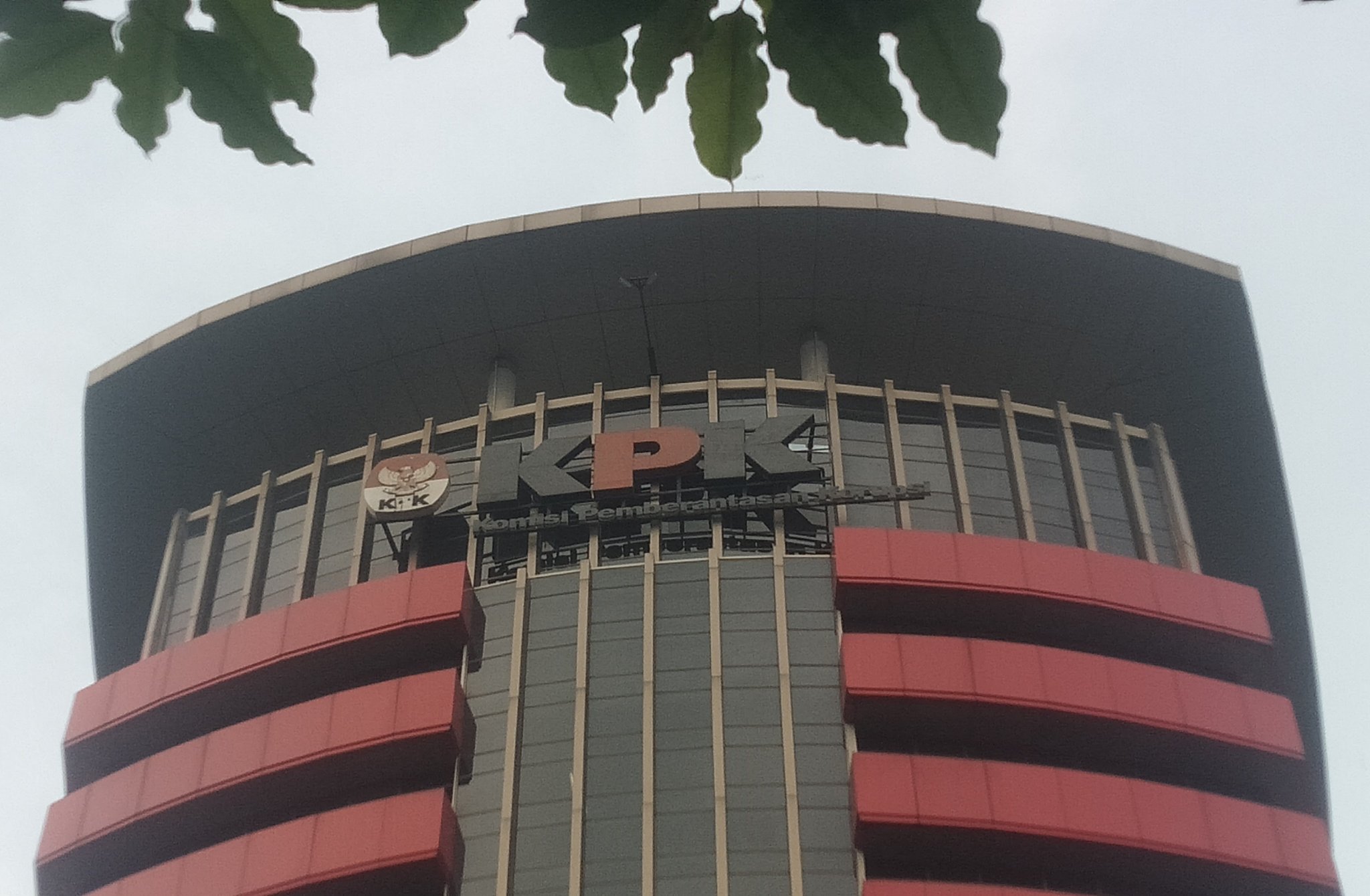 huruf-p-dalam-tulisan-logo-kpk-di-gedung-merah-putih-setiabudi-jakarta-selatan-rusak.jpg