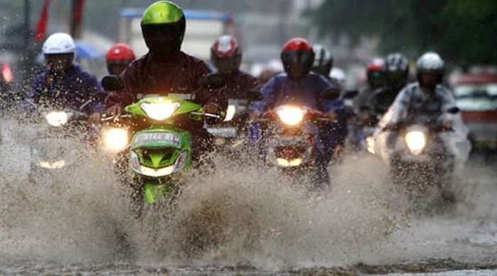 ilustrasi-pengendara-sepeda-motor-kehujanan.jpg