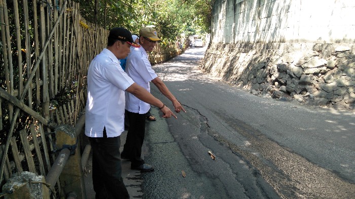 Rawan Longsor, Warga Khawatir Jalan Kramat Toyar Amblas