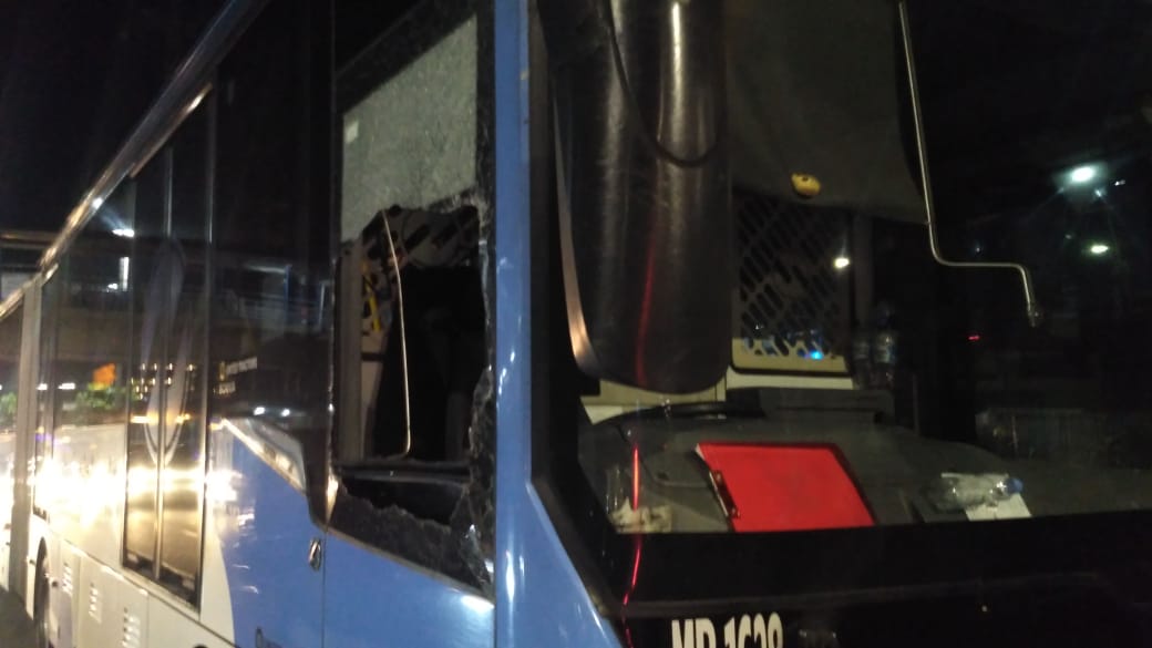 kaca-bus-transjakarta-bernomor-polisi-b-7092-xt-hancur-dipecahkan-ojol.jpg
