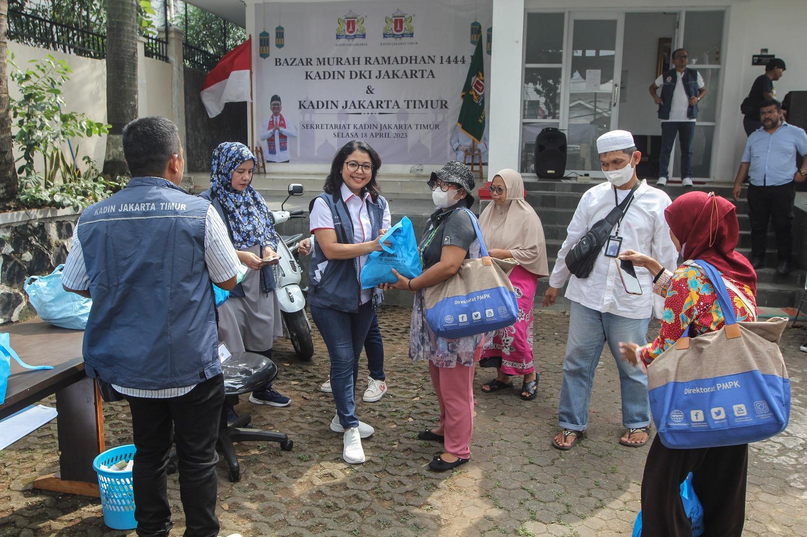 Jelang Lebaran, Kadin Jakarta Timur Menggelar Bazar Murah Paket Sembako