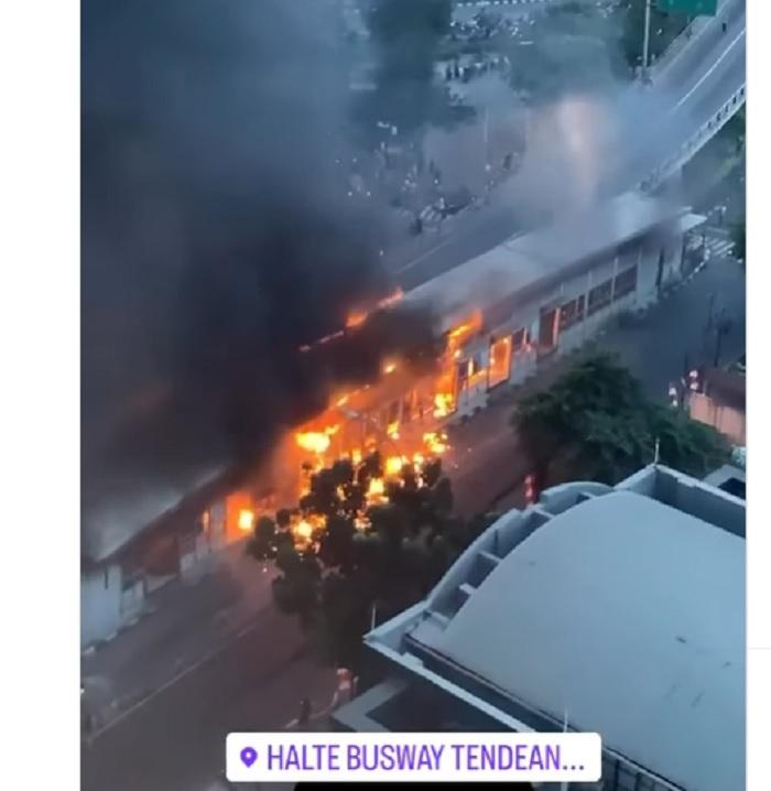 Kebakaran Halte Trans Jakarta Tendean Berhasil Dipandamkan Dengan 8 Uni Mobil Pemadam