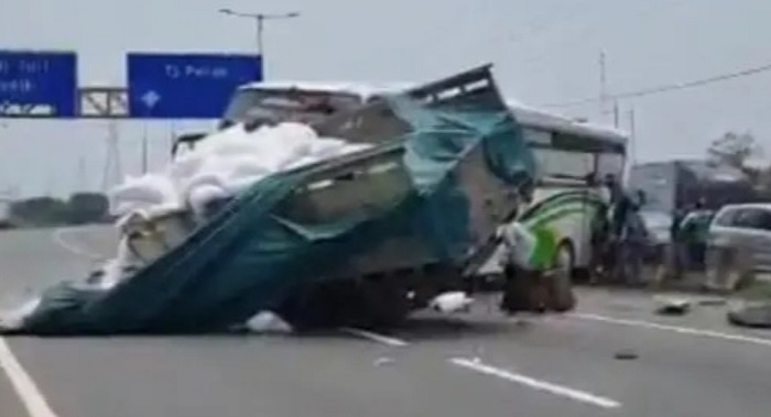 kecelakaan-maut-bus-vs-truk-di-tol-surabaya.jpg