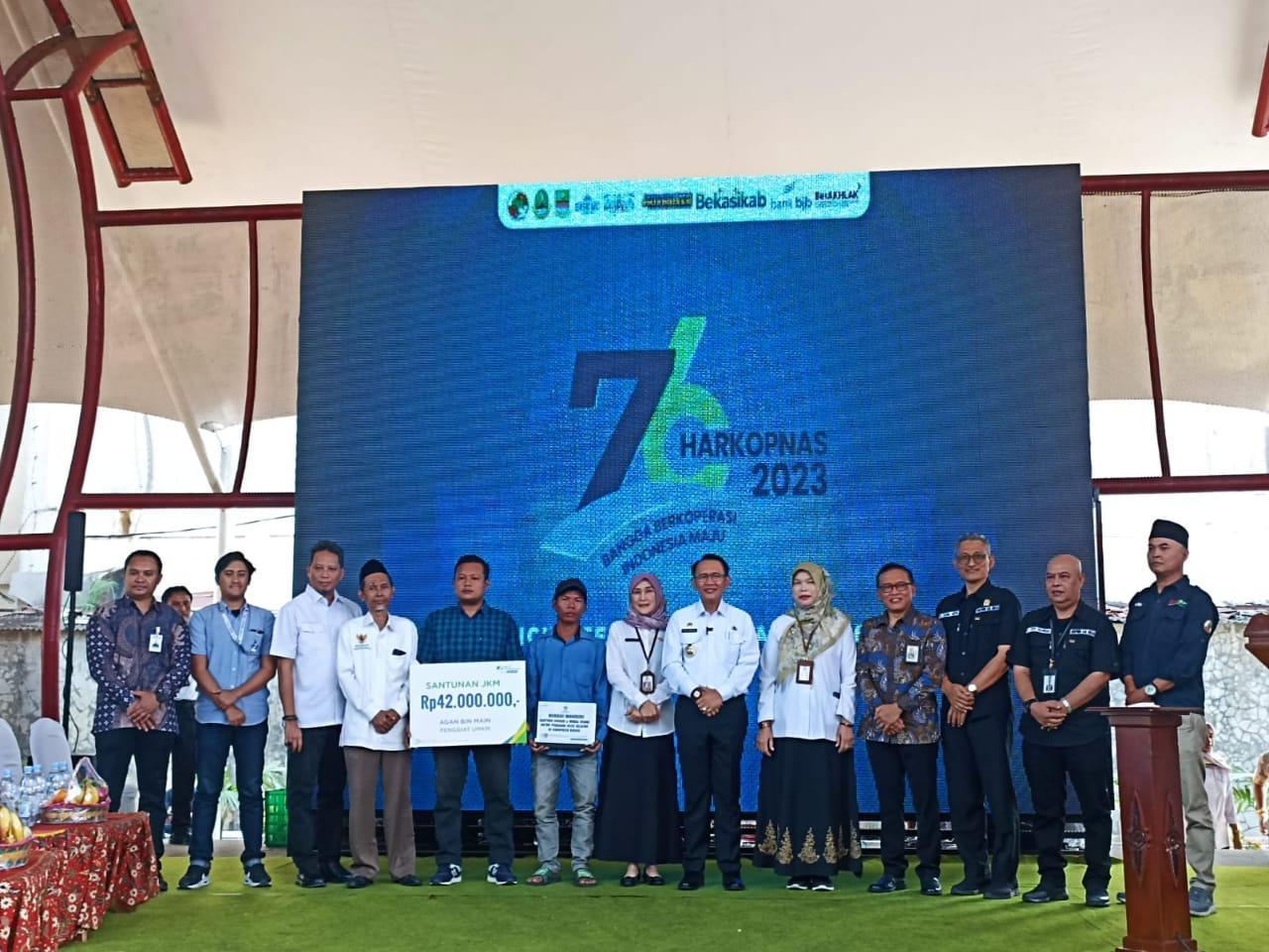 Peringati Hari Koperasi Ke-76, Baznas Kabupaten Bekasi Serahkan Bantuan Sarana dan Modal ke UMKM