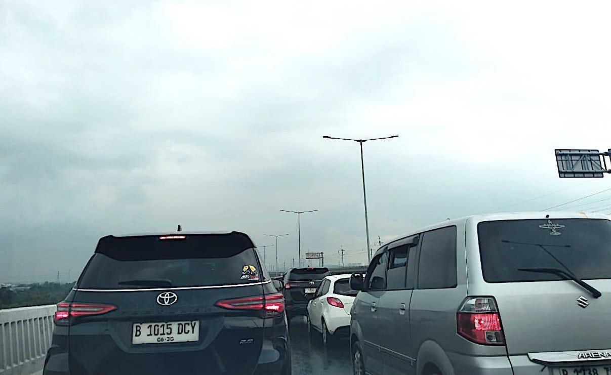kepadatan-tol-Japek24.jpg