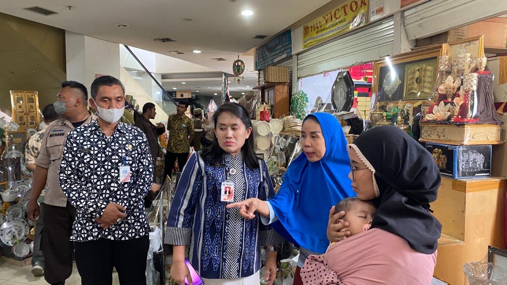 Dinas PPKUKM DKI Jakarta Periksa Bingkisan Parsel Lebaran di Cikini Antisipasi Kadaluarsa