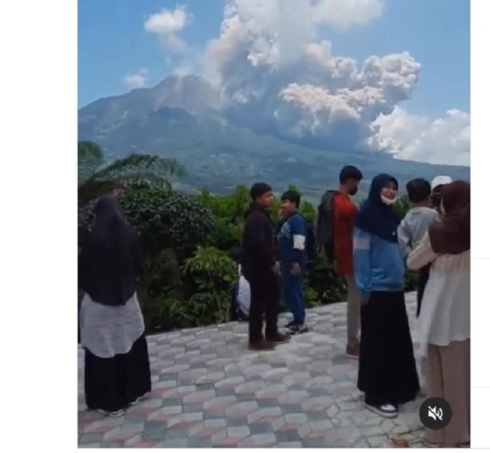 Tanpa Rasa Takut Wisatawan di Ketep Pass Saksikan Erupsi Gunung Merapi Keluarkan Awan Panas