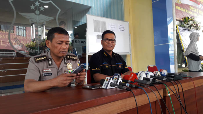 ketua-tim-dvi-rs-polri-kombes-pramujoko-dan-kabid-humas-polda-metro-jaya-kombes-argo-yuwono_20171029_144936.jpg