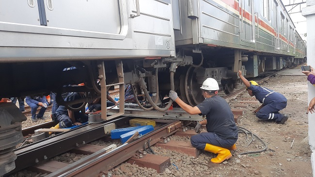 Dampak KRL Anjlok, Hampir Empat Jam Perlintasan Sebidang Jalan Raya Jombang Ciputat Terputus