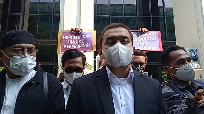 kuasa-hukum-hrs-aziz-yanuar-saat-ditemui-di-gedung-mahkamah-agung-oke.jpg
