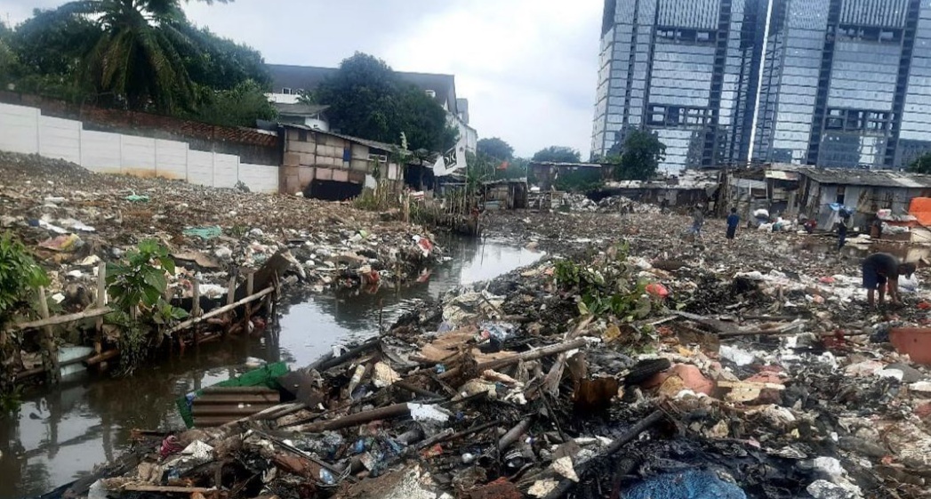 Jadi Sumber Penyakit, Sudin SDA Akan Kuras Saluran Phb di Lahan PT Pertamina Pancoran Buntu