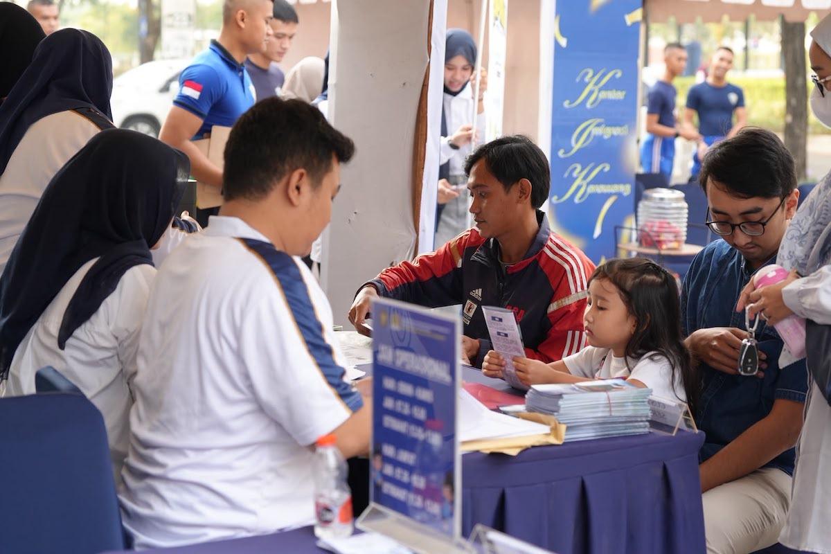 Imigrasi Karawang Gelar Pasporia di Akhir Pekan, Urus Paspor Hanya 15 Menit - Wartakotalive.com