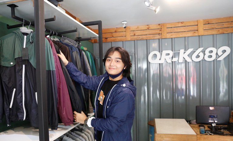 Siap Kembali ke Lokasi Syuting Sinetron, Leon Dozan Belanja Banyak Baju di Distro OR-K689