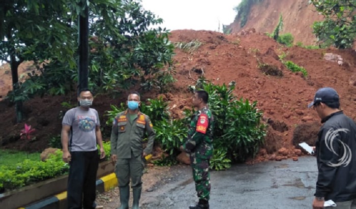 Detik-detik Longsor di Jalan Raya Sukanagara Cianjur, Pemotor Nyaris Menjadi Korban