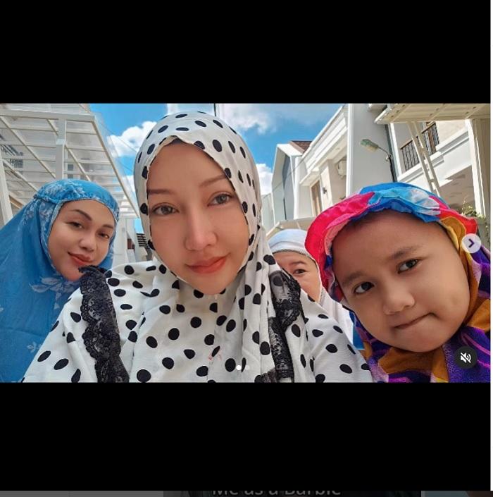 Lucinta Luna Salat Idul Adha di Saf Wanita, Netizen Khawatir Bisa Batalkan Wudhu Orang di Dekatnya