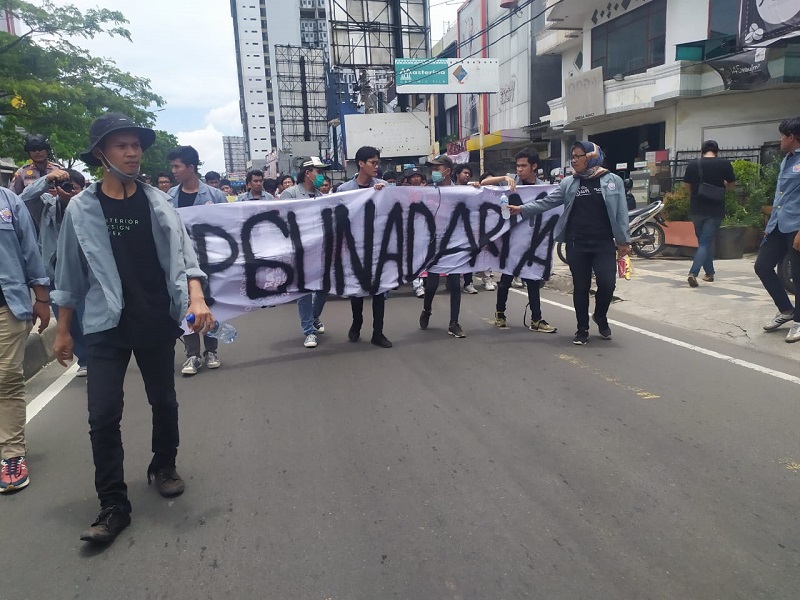 mahasiswa-universitas-gunadarma-melakukan-aksi-unjuk-rasa.jpg