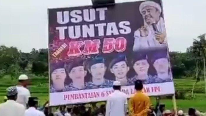 Warga Pamekasan Jaga Baliho 'Usut Tuntas Tragedi KM 50', Tak Akan Biarkan Siapapun Menurunkannya