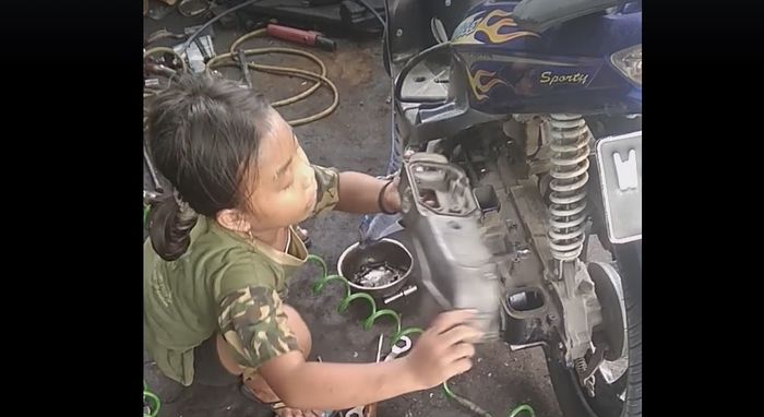 Setiani Aulia Putri, Mekanik Cilik Usia 8 Tahun Viral, Bisa Servis Motor Matik: Maafin Bapak Ya Nak