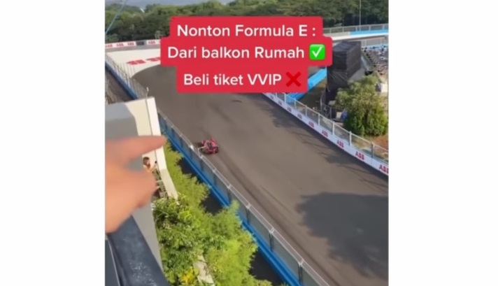 Punya Rumah Mepet Sirkuit, Warganet Ini Pamer Nonton Formula E dari Balkon