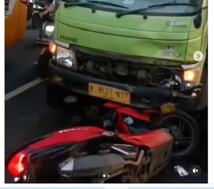 Begini Penampakan Motor-motor Bergeletakan dan Ringsek Ditabrak Truk di Lenteng Agung