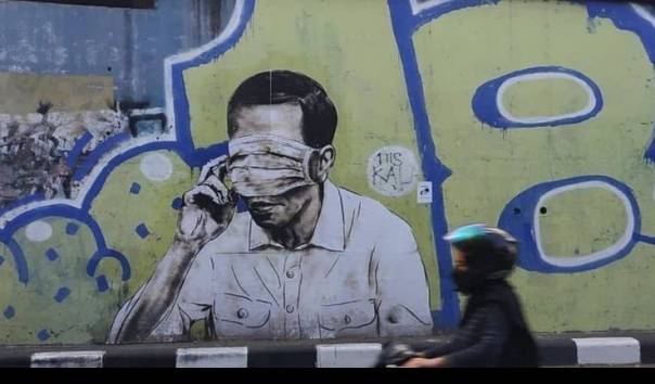 VIRAL Mural Pria Mirip Jokowi Berkacamata Masker di Bandung, Polisi Kini Buru Seniman Pembuatnya