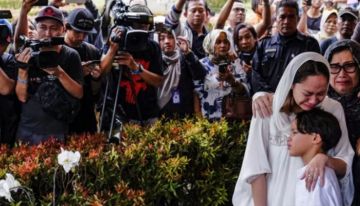 Tatapan Nanar Unge dan Noah di Depan Makam Ashraf Sinclair, Kini Hanya Tersisa Kenangan