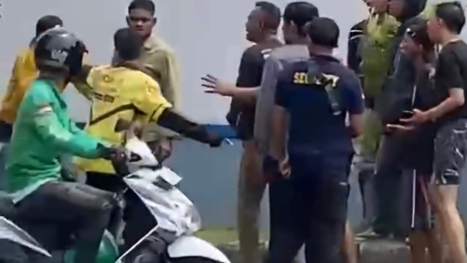 ojol-dan-sejumlah-debt-collector-cek-cok-di-wilayah-Sukmajaya-Depok-pada-Selasa-552026.jpg