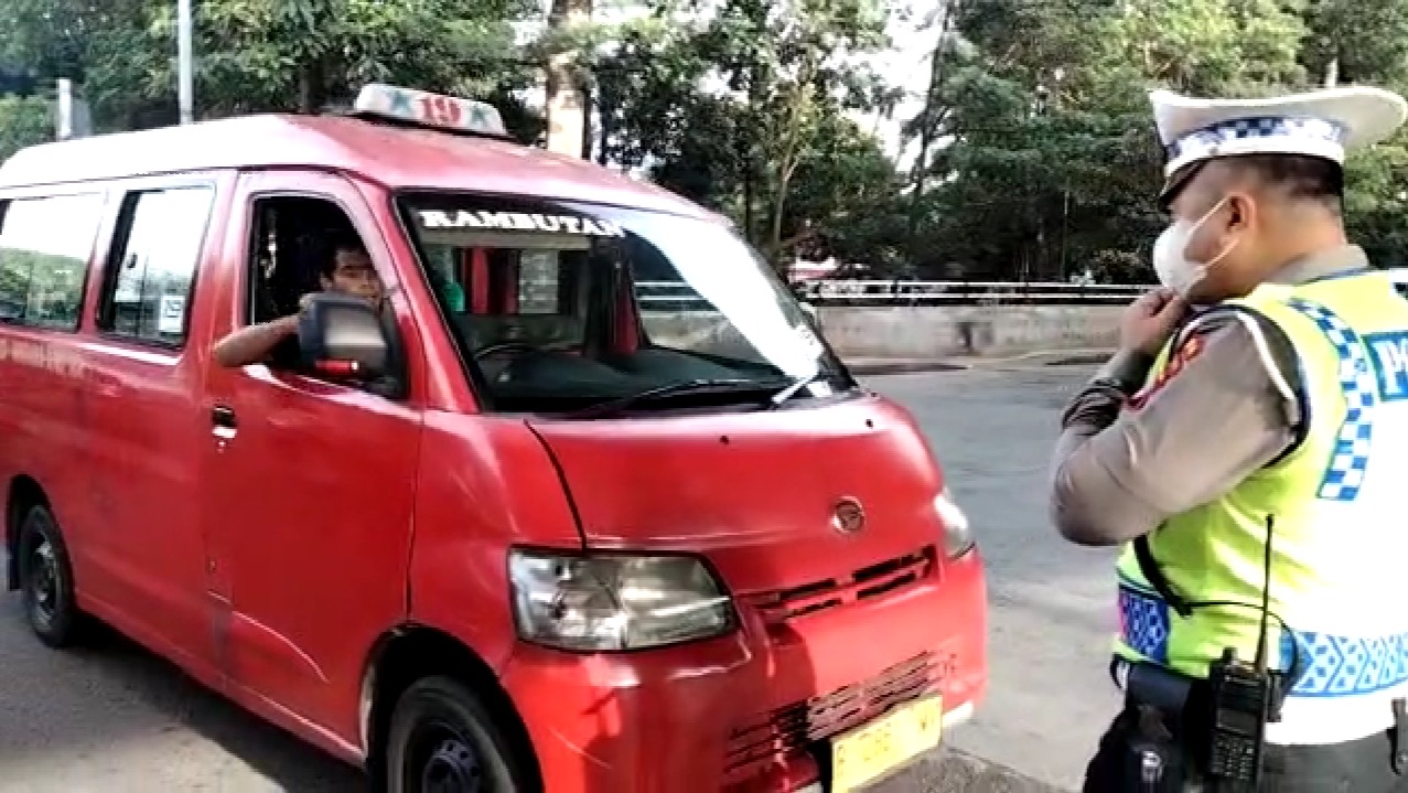 Tidak Ada Tilang Manual, Sopir Angkot di Pasar Rebo Berani Melawan Petugas saat Ditegur