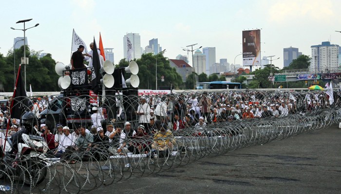 Demonstran dan Polisi yang Bertugas Sama Menjalankan Salah Berjamaah di DPR