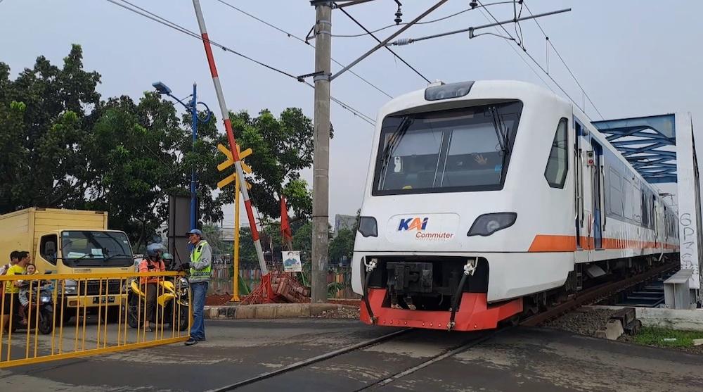 pagar-kuning-dibuat-warga-di-perlintasan-kereta-Rawabuaya.jpg