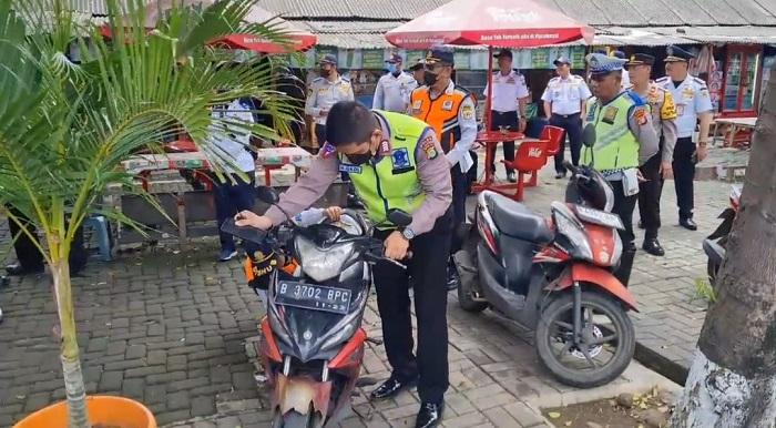 Jelang Arus Mudik Lebaran, Petugas Terminal Kalideres Dibantu Polisi Razia Parkir Liar
