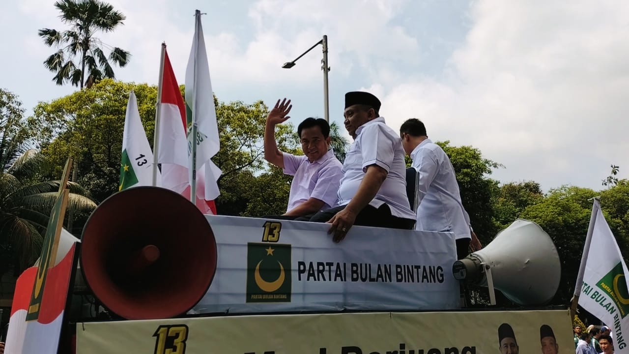 BREAKING NEWS: Yusril Ihza Mahendra Bawa Rombongan Pawai Pimpin PBB Daftarkan Bacaleg ke KPU RI