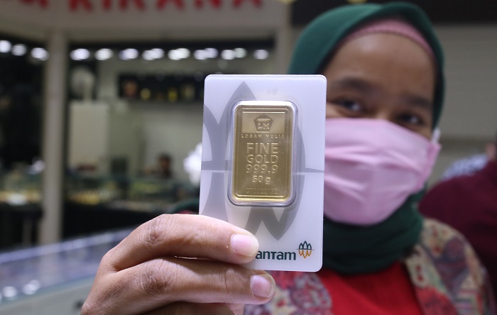pedagang-logam-mulia-menunjukkan-emas-batangan-antam-di-cikini-gold-center-jakarta-pusat.jpg