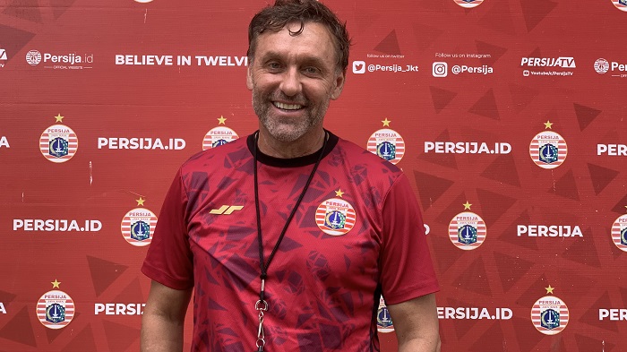 pelatih-persija-jakarta-thomas-doll-saat-ditemui-usai-latihan-di-nirwana-park-sawangan.jpg