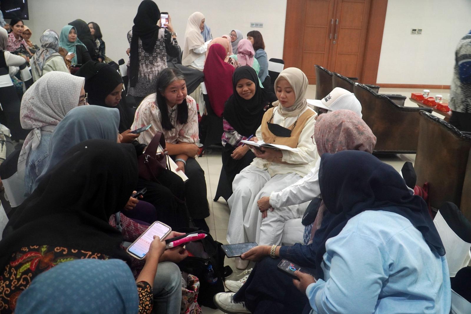 Ratusan Ibu-ibu Belajar Ngonten untuk Tiktok Shop dan Tokopedia