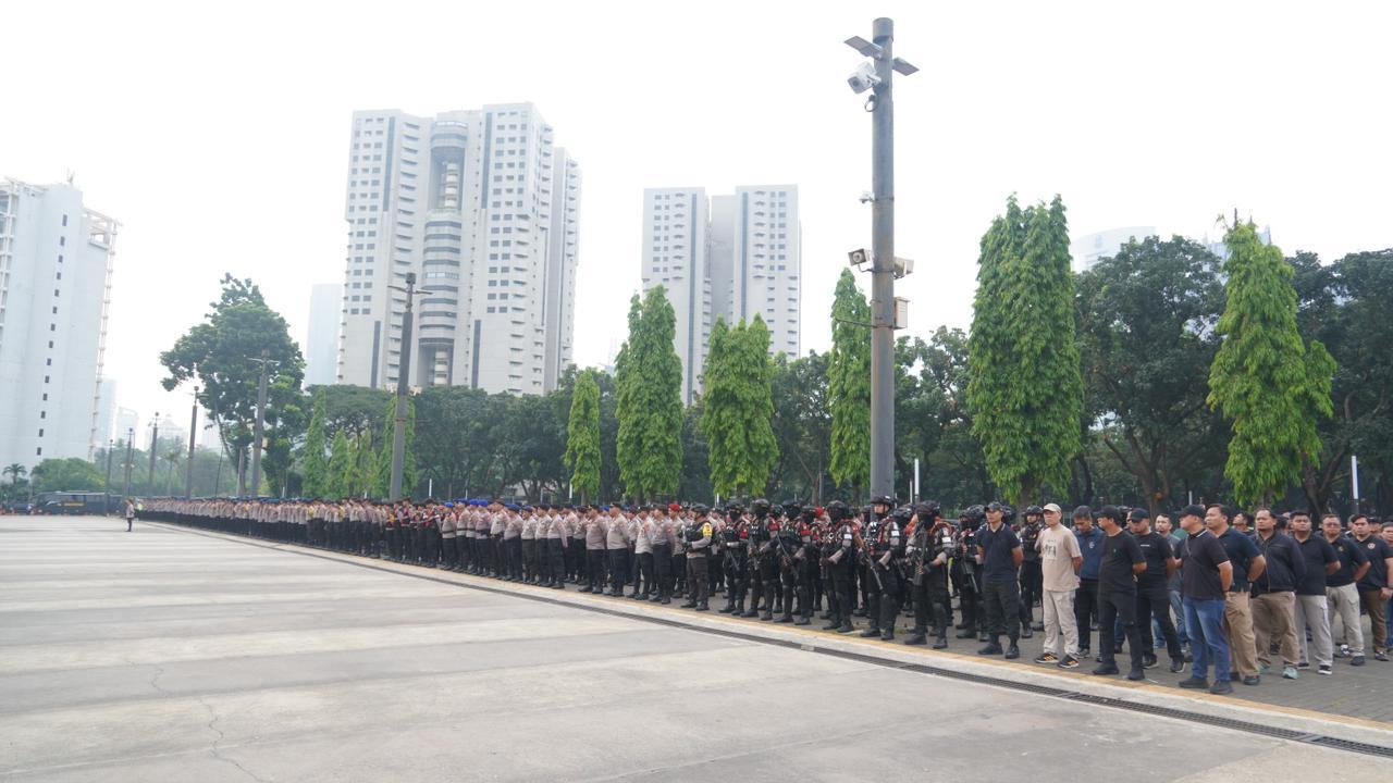 pengamanan-aksi-unjuk-rasa-di-DPR2005.jpg