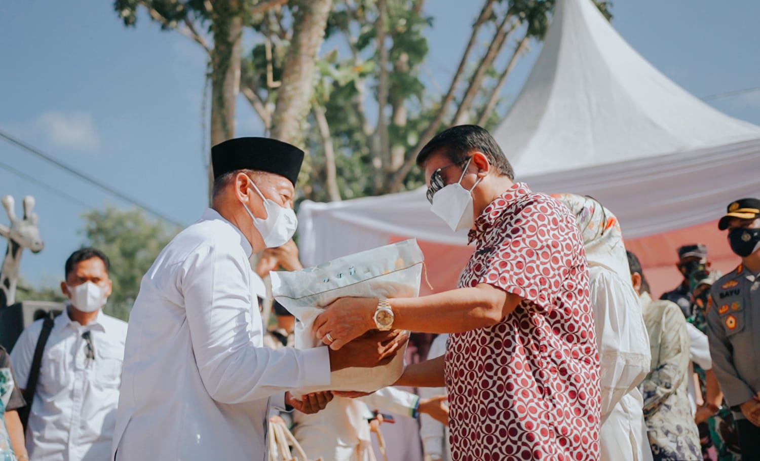 Jelang Lebaran, Pengusaha Asal Kalteng Ini Salurkan Zakat Harta Berupa Beras dan Minyak Goreng