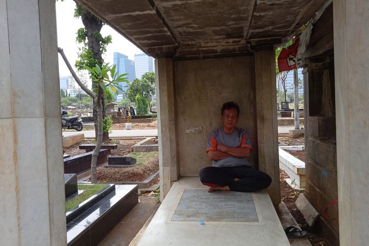 KISAH Penjaga Makam di TPU Menteng Pulo Tidur di atas Makam Berlapis Semen Jauh dari Kebisingan