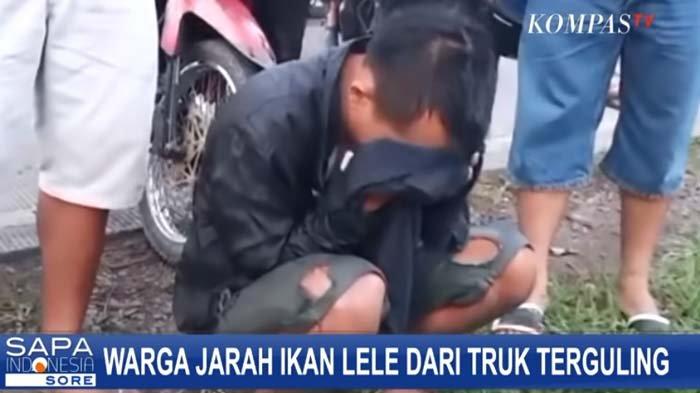 Sopir Hanya Bisa Menangis, Truk Bermuatan Lele Terguling Warga Tidak Menolong Malah Menjarahnya